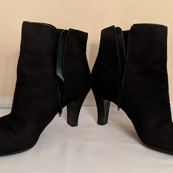 9 1/2 Liz Claiborne black  ankle boots - Picture 2 of 3